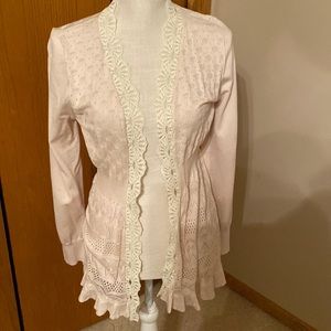 Beautiful sweater with fitted lines and lace.